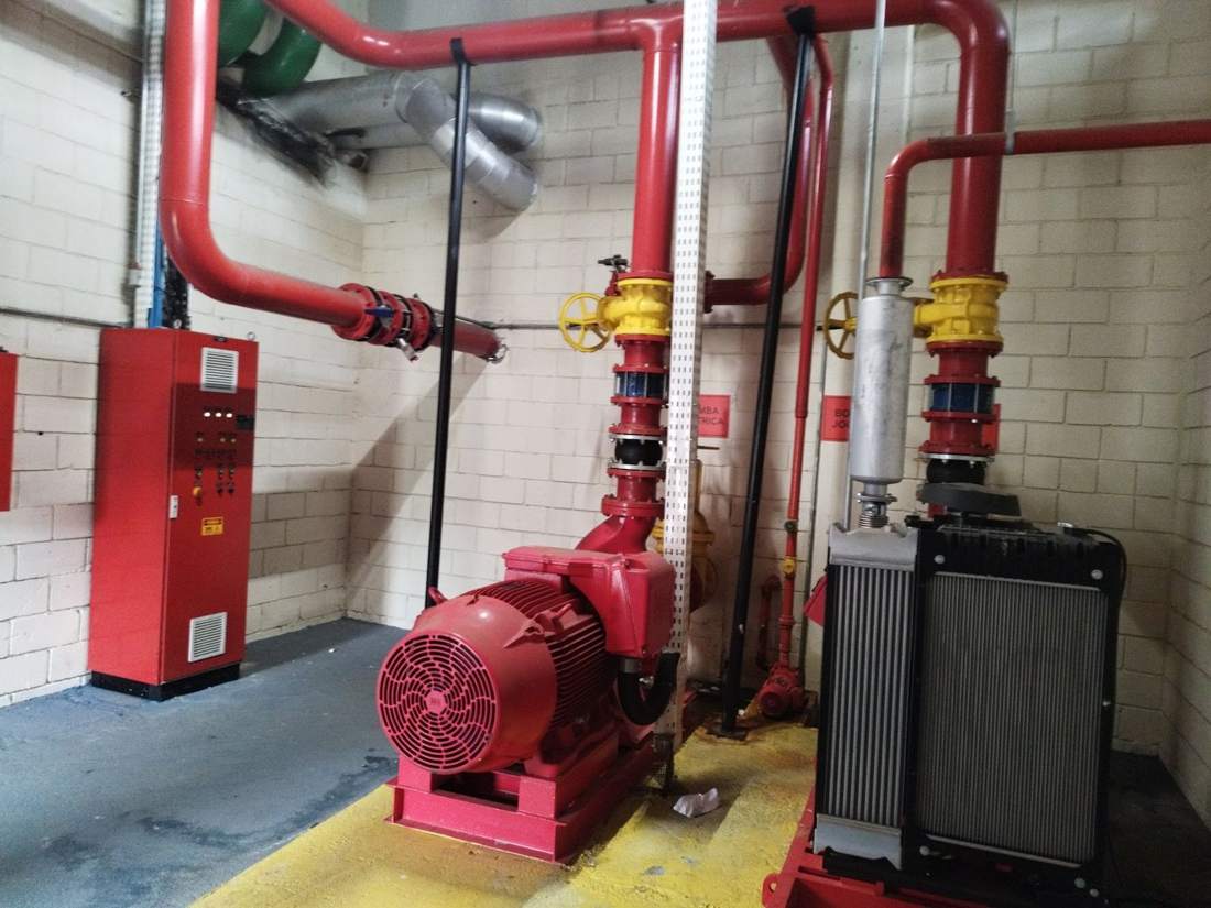 Casa de bombas com bomba elétrica, motor diesel e painel de comando