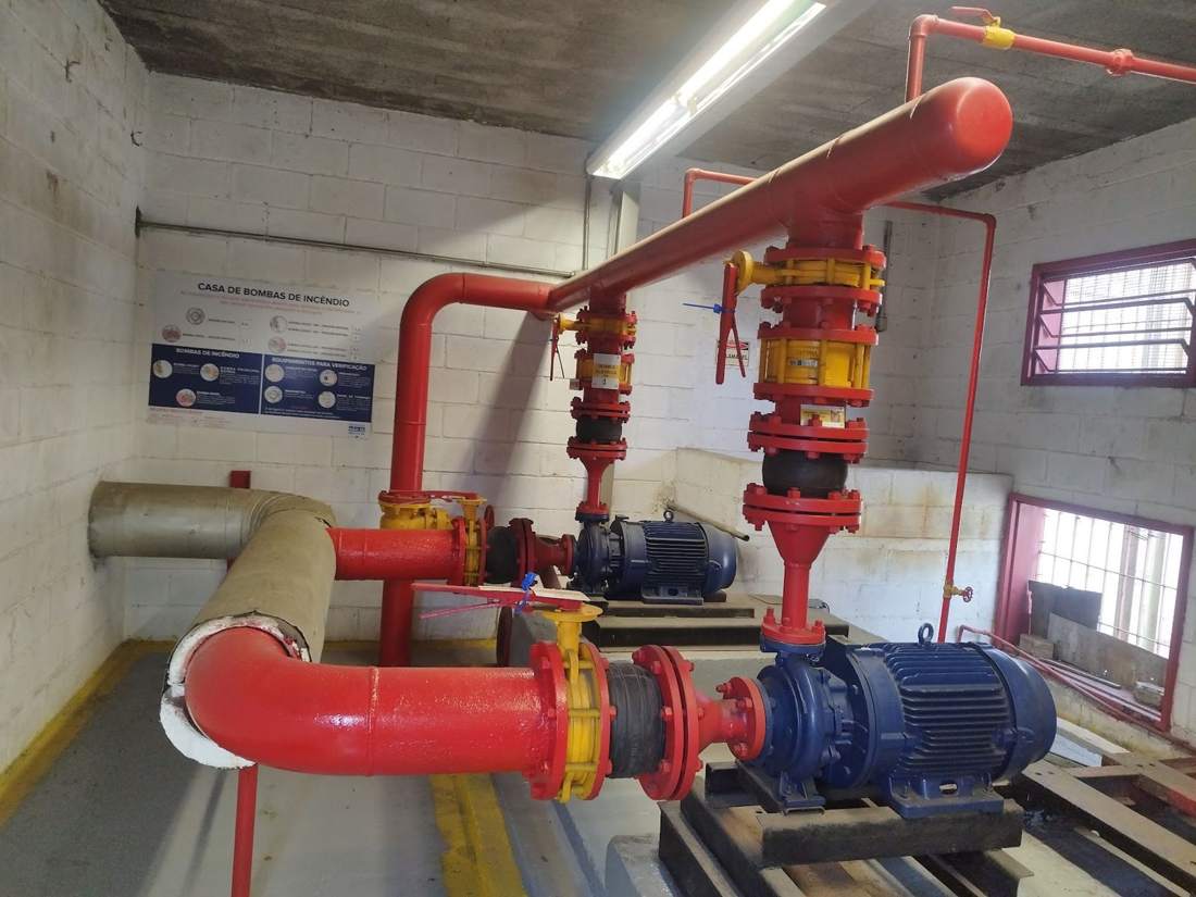 Sala de bombas com barrilete e bomba de incêndio