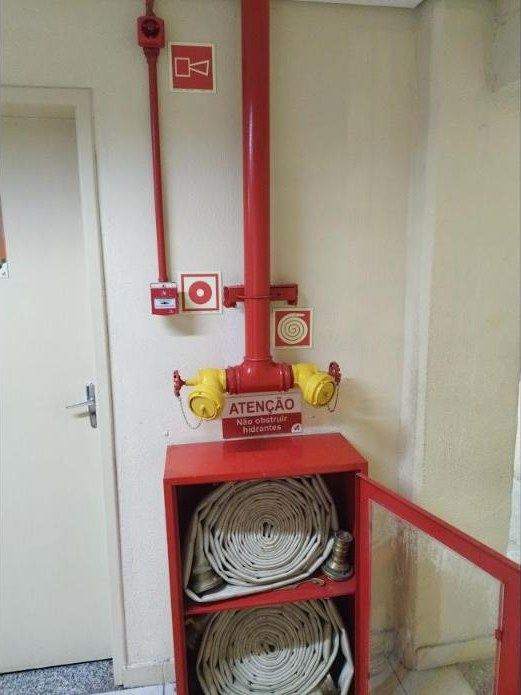 Hidrante com acionador de alarme ao lado