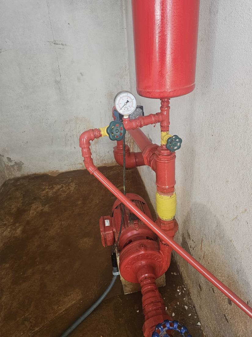 Bomba de incêndio com tanque de pressurização e manômetro