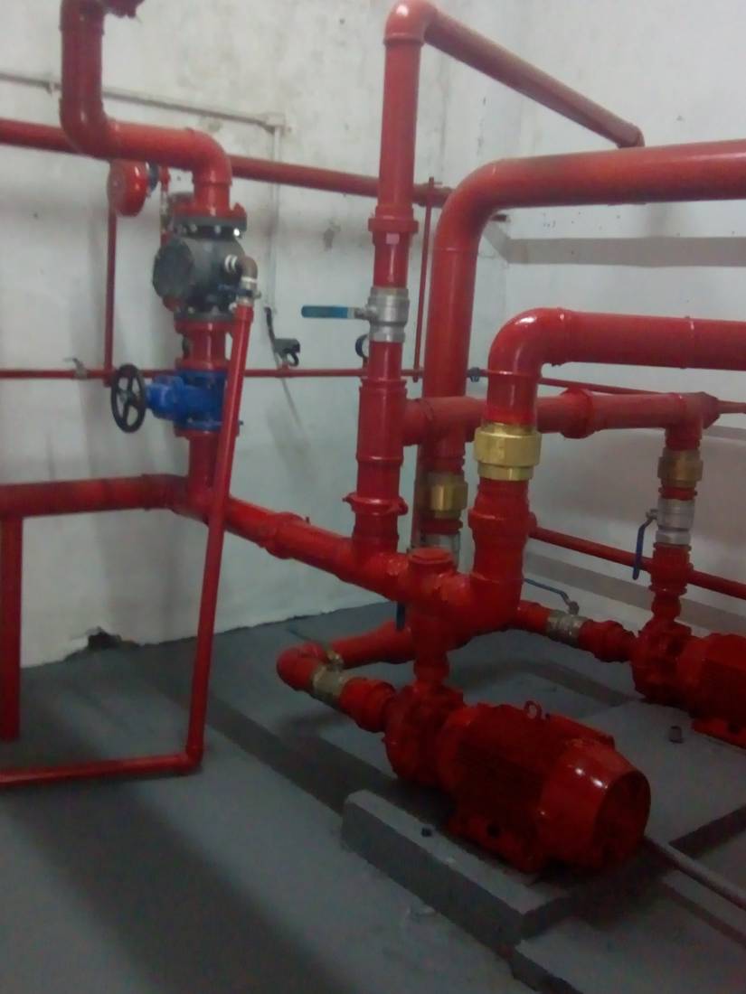 Casa de bombas com válvula de retenção e bombas centrífugas