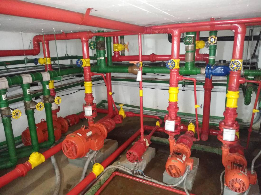 Casa de bombas com três bombas, barrilete e válvulas