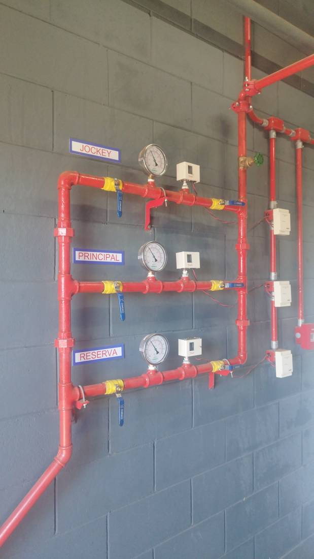 Cavalete de teste com manômetros das bombas jockey, principal e reserva