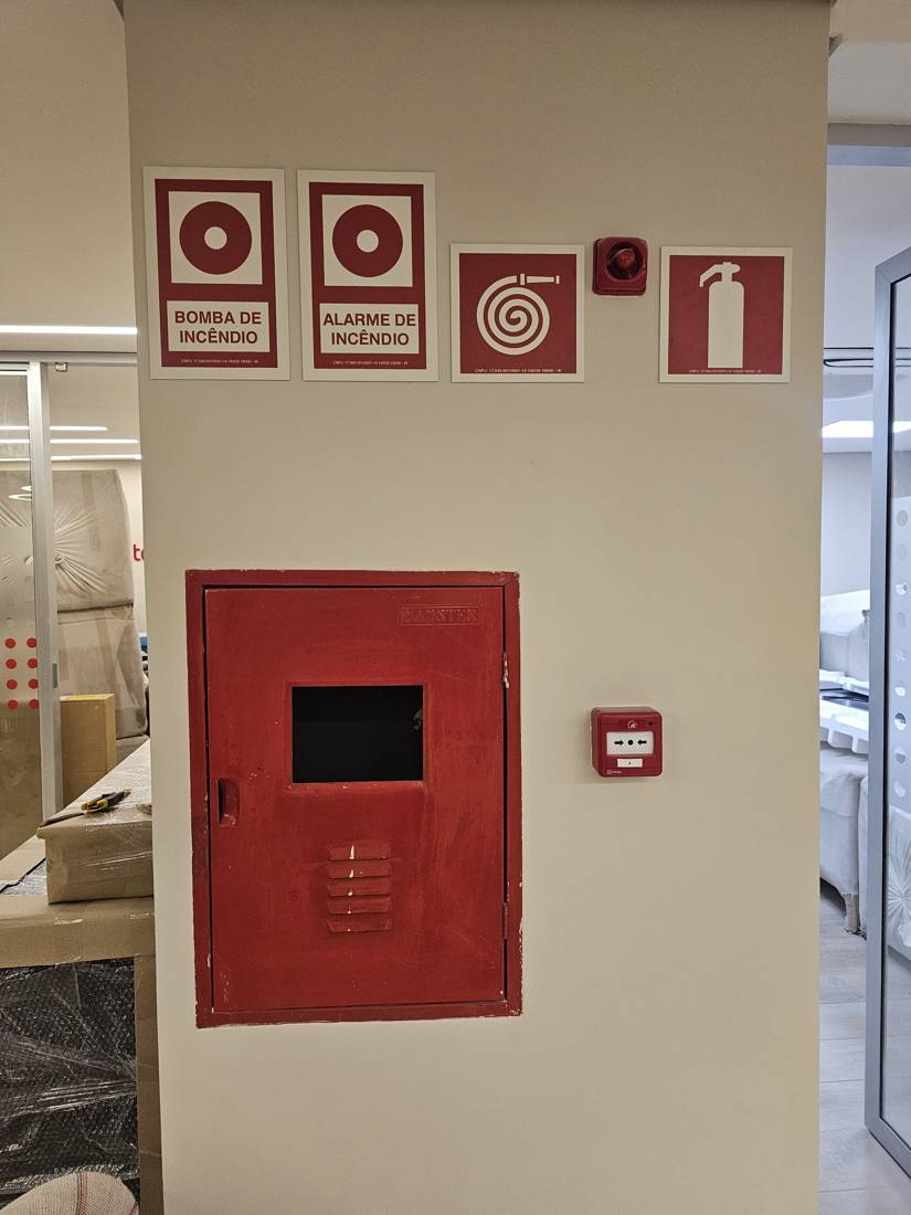 Abrigo de hidrante com placas de bomba, alarme de incêndio e acionador manual