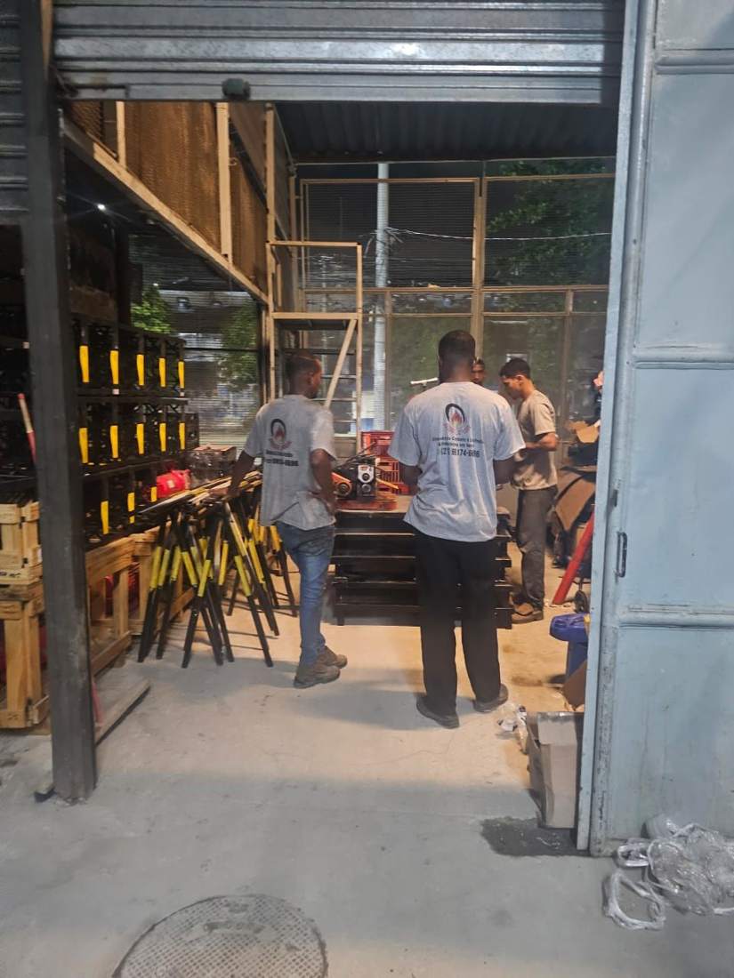 Equipe MM FIRE na oficina, preparando material