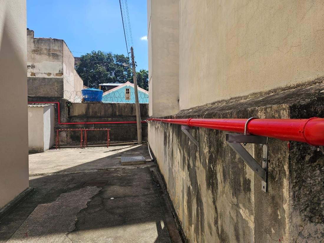 Tubulação de incêndio vermelha em fachada