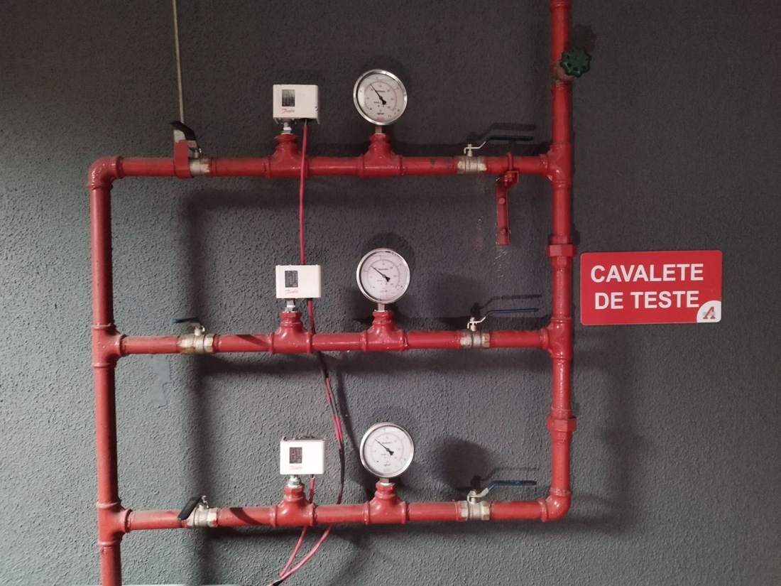 Cavalete de teste de sprinklers com três manômetros
