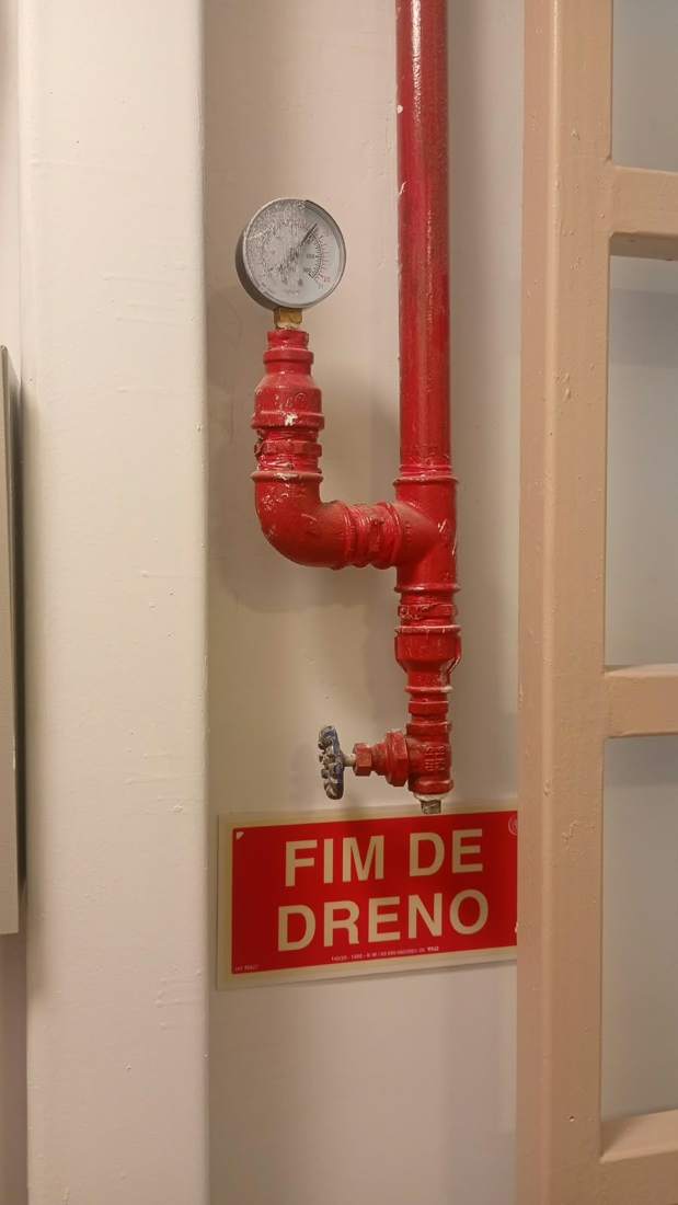 Ponto de fim de dreno do sistema com manômetro