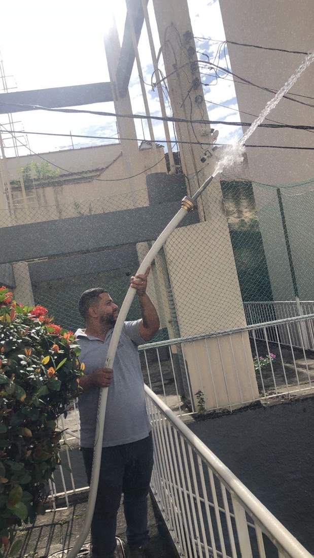 Técnico testando mangueira de incêndio